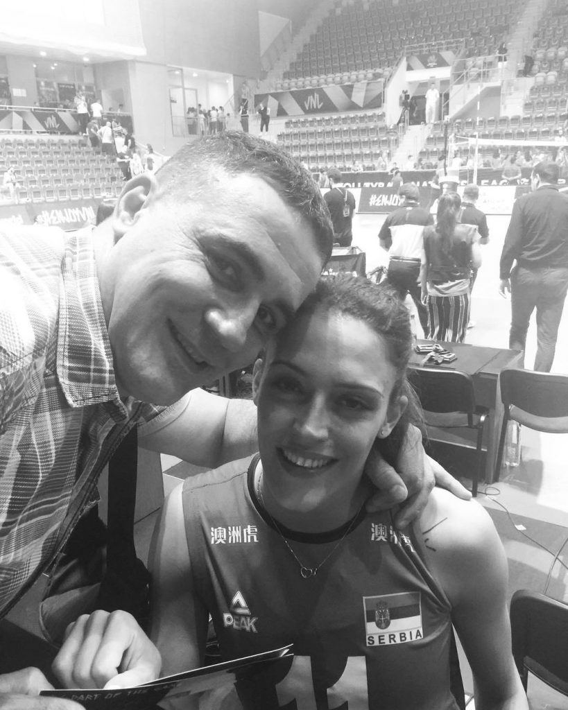 TUGA U DOMU POPULARNE ODBOJKAŠICE: Preminuo otac Stefane Veljković (FOTO) 1 Stefana Veljković sa ocem