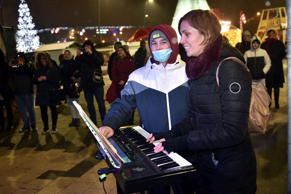 Festival “Božićna čarolija”: Crkveni hor "Isusovi anđeli", hor "Muzika srca" i Muzički sastav "MI & LA" na platou ispred Promenade 1 2 7898