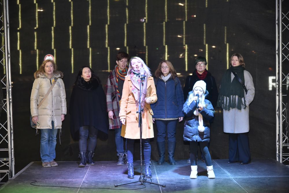 Festival “Božićna čarolija”: Dečiji hor "Bubamara" i hor Ruskog teatra "Dar" na platou ispred "Promenade" 2 3 7159