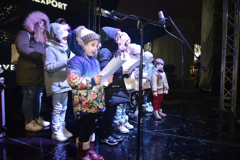 Festival “Božićna čarolija”: Crkveni hor "Isusovi anđeli", hor "Muzika srca" i Muzički sastav "MI & LA" na platou ispred Promenade 2 3 7899