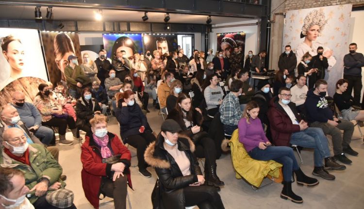 8553