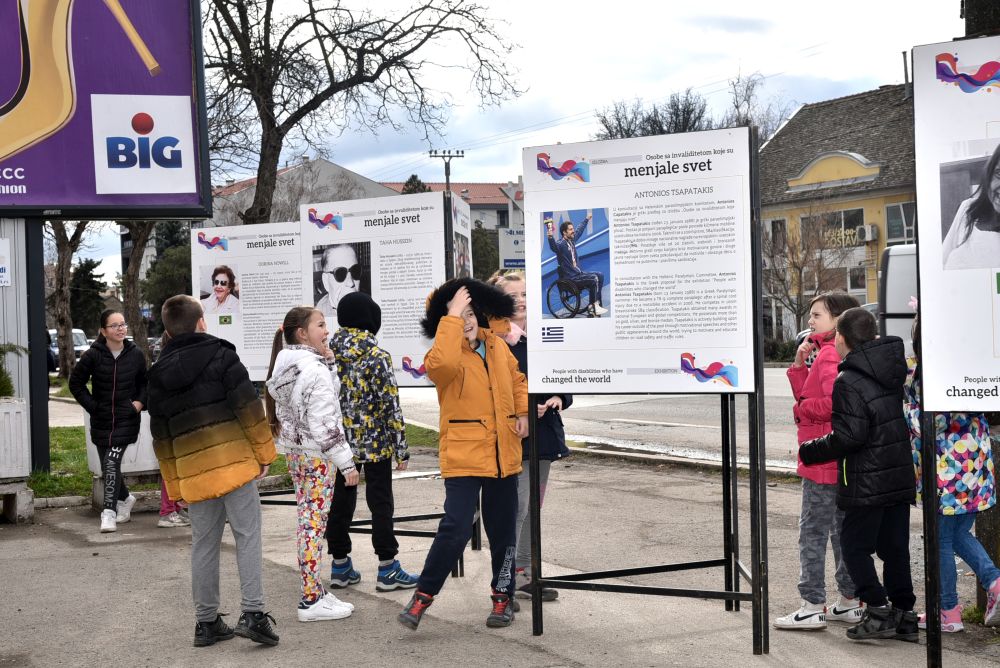 Izložba "Osobe sa invaliditetom koje menjaju svet" otvorena u Temerinu 2 3 5186
