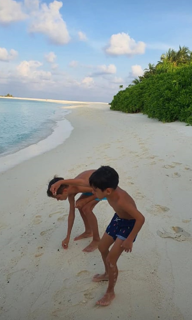 EGZOTIČNA AVANTURA: Bojana Rajić u društvu sinova Vukašina i Lava odmara na Maldivima (FOTO) 1 bojana rajic sinovi