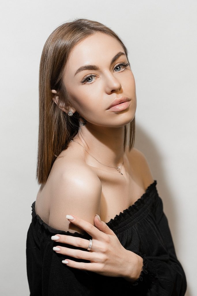 devojka bela olovka 1 pexels.com