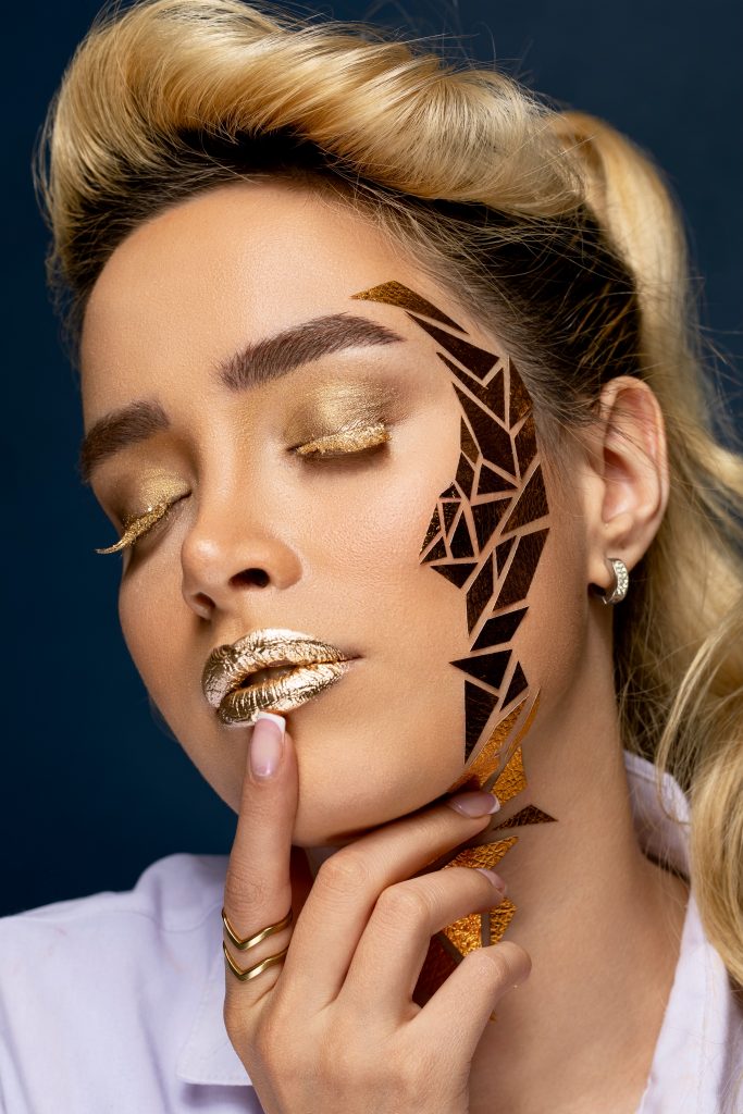 PONOVO IN: Trepavice u boji vraćaju se na makeup scenu 1 pexels zlatna sminka