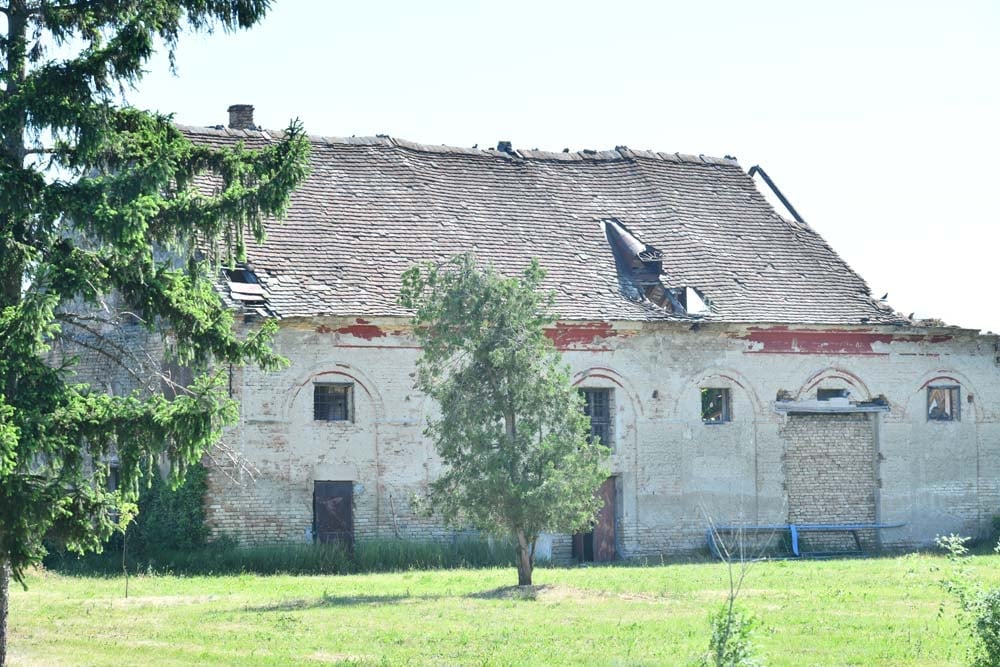 BAŠTINA BEZ ZAŠTITE: Kaštel Lazar, Ečka 8 03 1