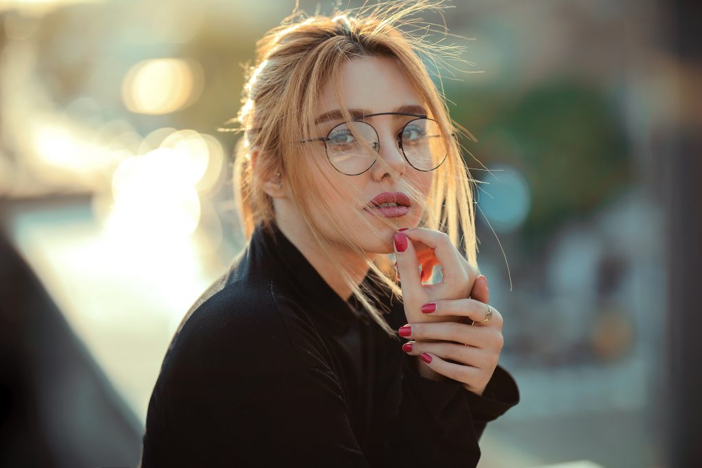 TRI DELOTVORNA SAVETA: Kako našminkati oči kada nosite naočare? 2 pexels zena sminka naocare