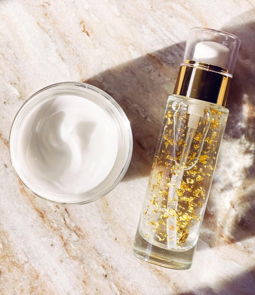 DERMATOLOZI OTKRIVAJU: Da li je zlato bezbedno za negu kože? 1 serum zlato freepik.com