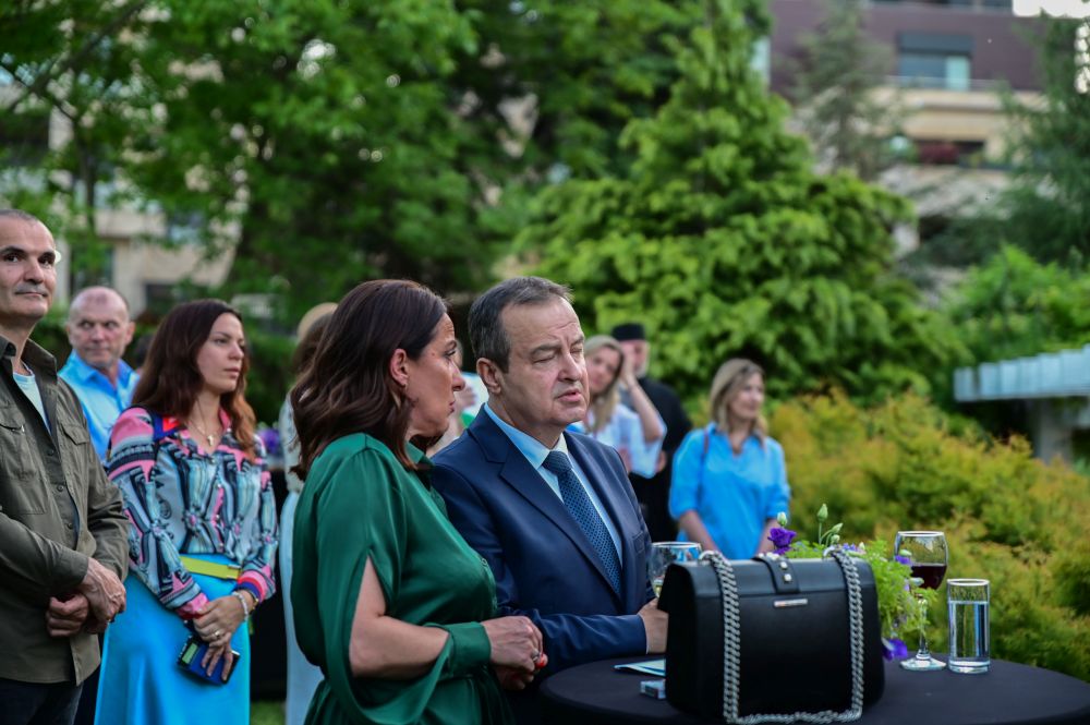 2 DSC 2376