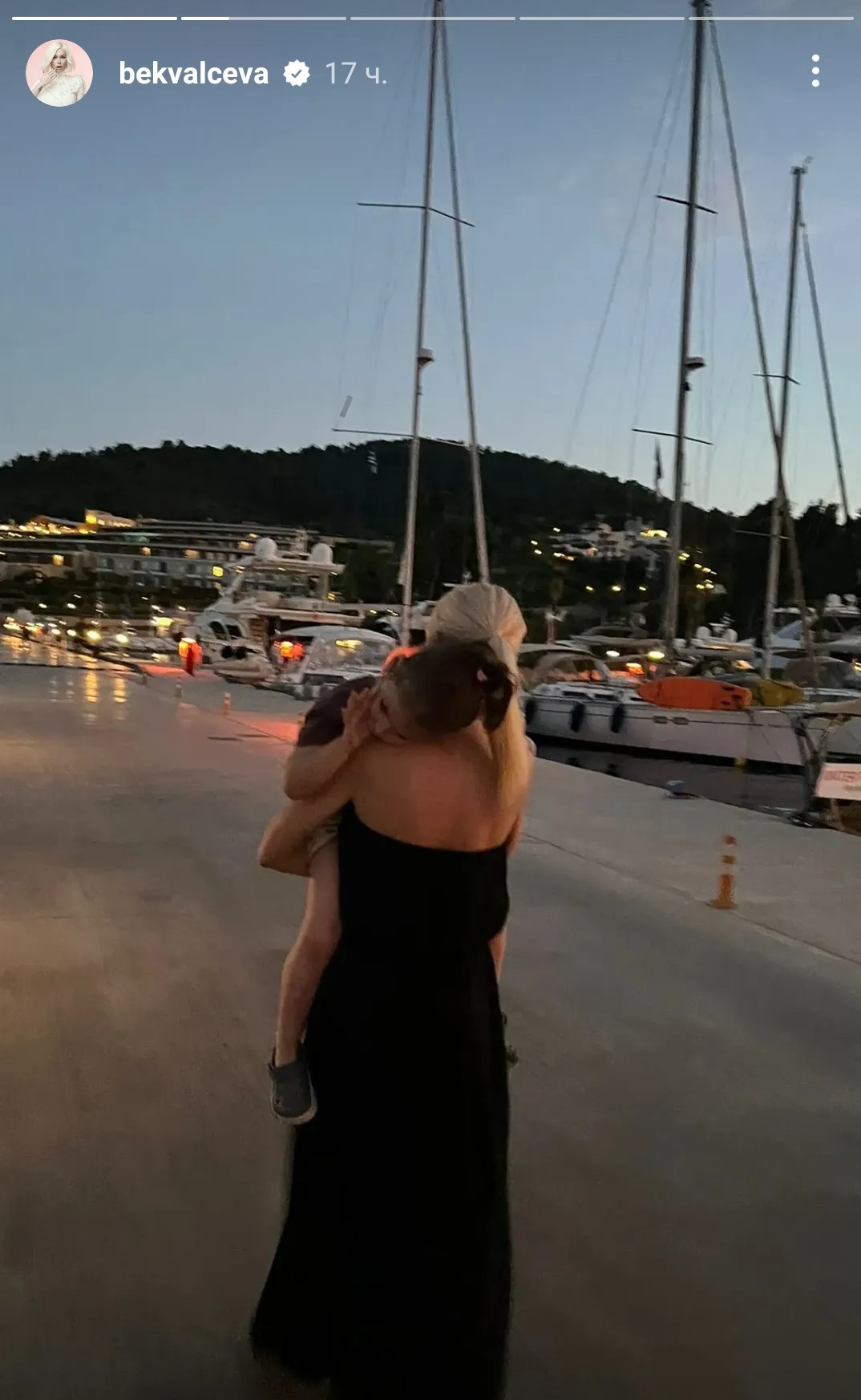 UŽIVANJE KRAJ BAZENA: Nataša Bekvalac sa ćerkama otputovala na letovanje (VIDEO) 2 Natasa Bekvalac objava 3