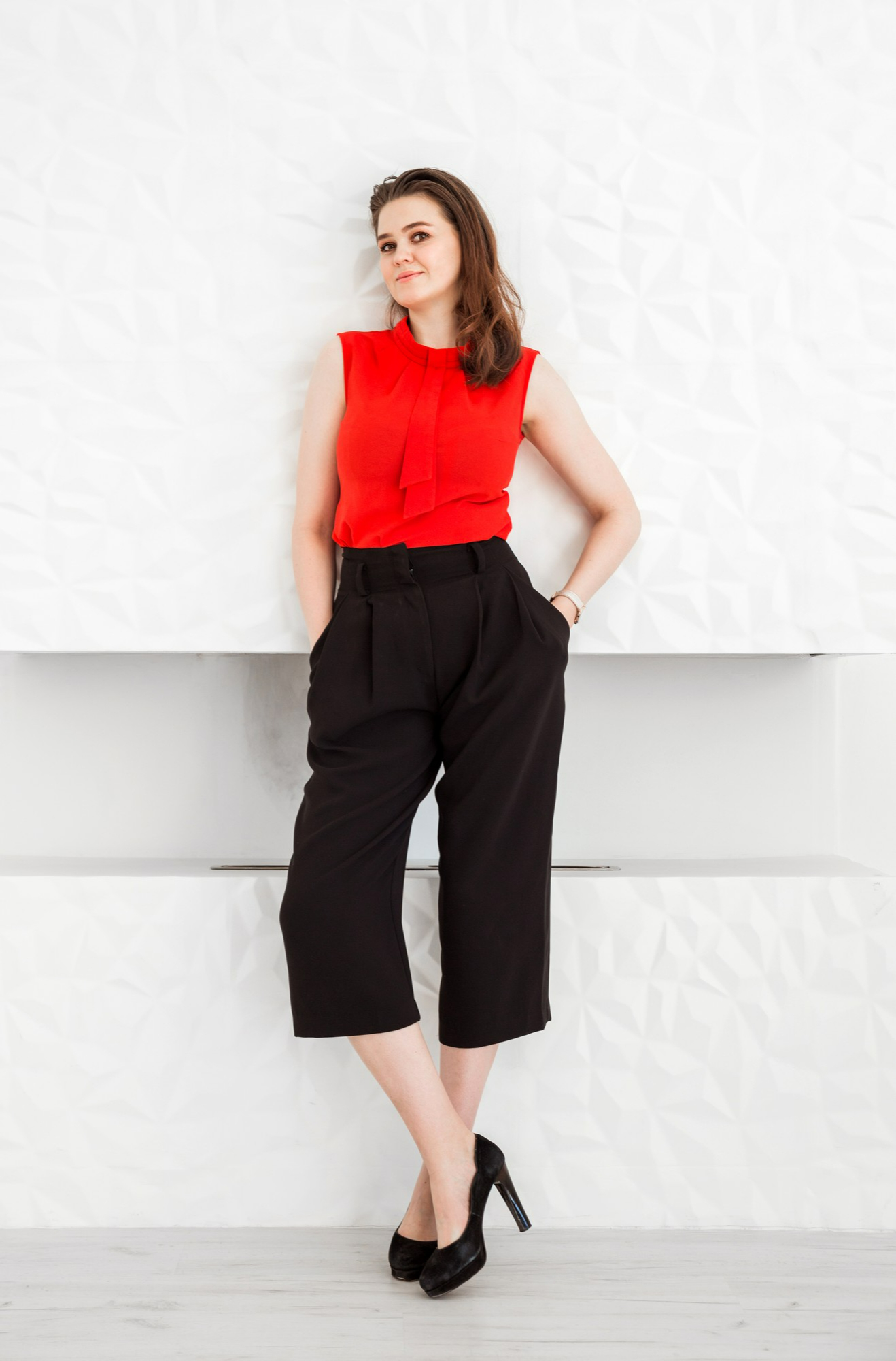 devojka kapri pantalone freepik.com