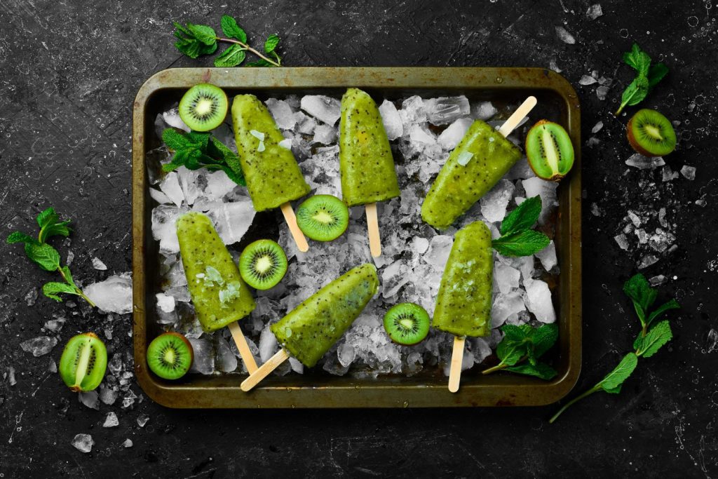 RECEPT DANA: Sladoled od kivija na štapiću 1 sladoled od kivija na stapicu freepik.com