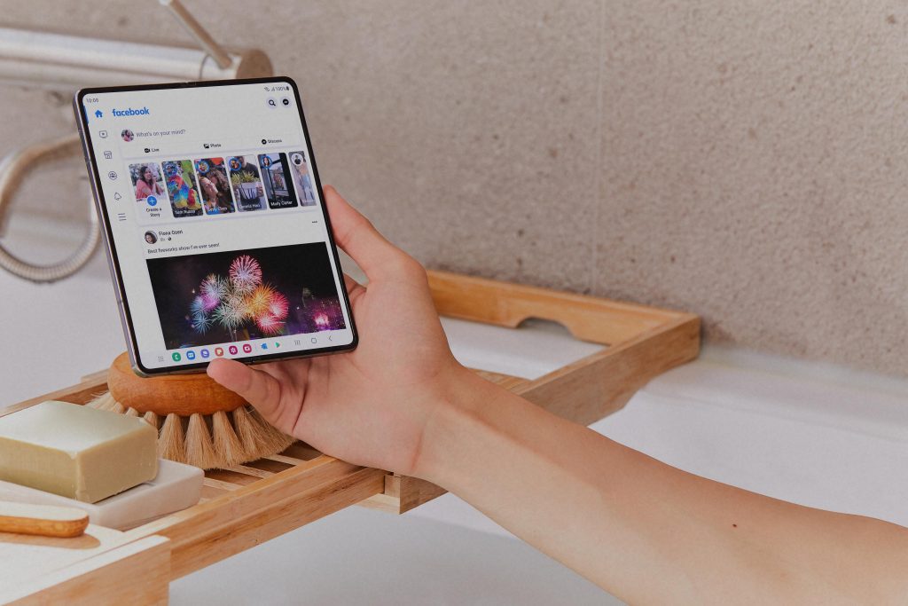 Predstavljamo vam novu generaciju Samsung Galaxy Z Flip4 i Galaxy Z Fold4 telefona 3 2 068 lifestyle galaxy zfold4 graygreen LI