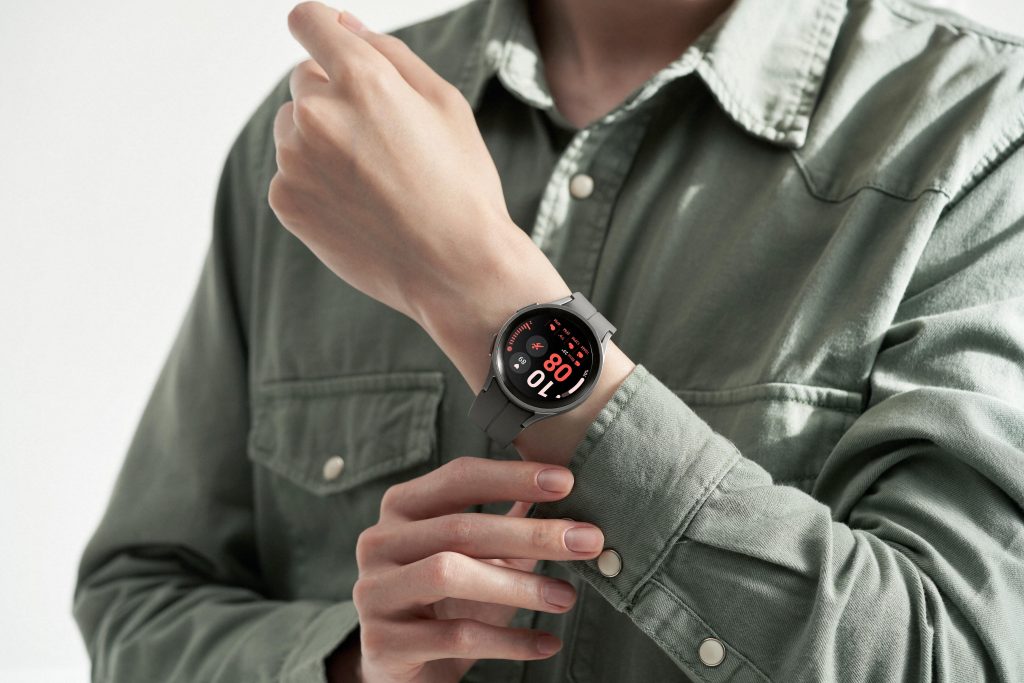 3 056 hands on galaxy watch5pro graytitanium LI