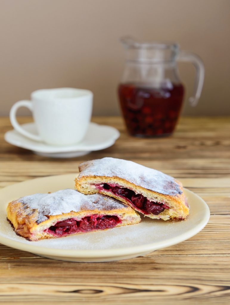 RECEPT DANA: Štrudla sa višnjama 1 strudla sa visnjama freepik.com 1