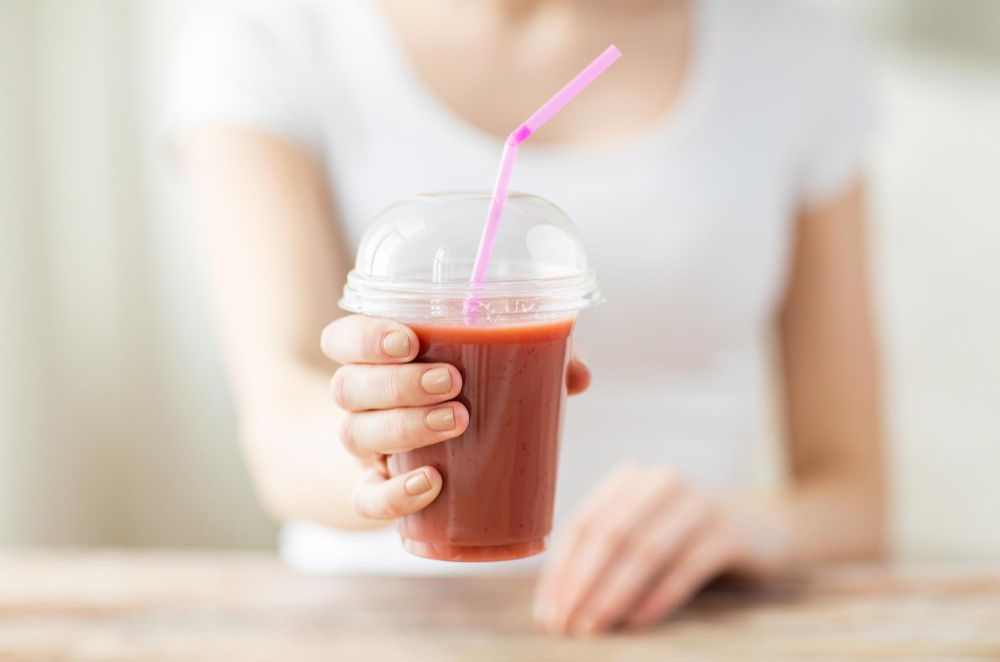 IZBEGNITE ŠTETNE ČESTICE: Koliko plastike pojedemo svake nedelje? 1 sok u plasticnoj casi freepik.com