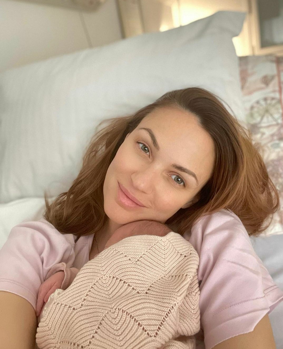 PONOSNA MAJKA: Bojana Barović objavila prvu fotografiju ćerke Angeline 1 Bojana Barovic objava