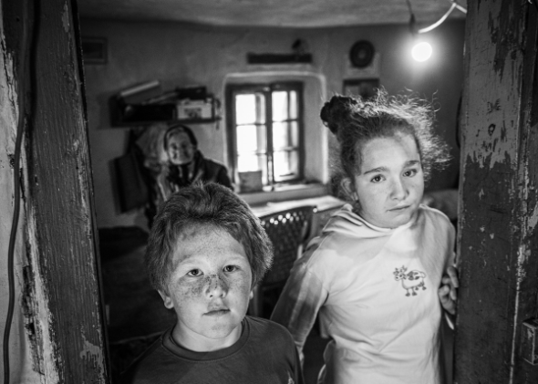 U kući se sve ruši, a Stefan (8) i Nešo (10) maštaju o toploj sobi, bez rupa! 1 2