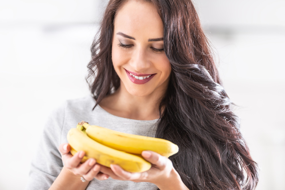 HRANA KAO LEK: Koje namirnice mogu da budu saveznik u borbi protiv glavobolje? 1 devojka banane freepik.com