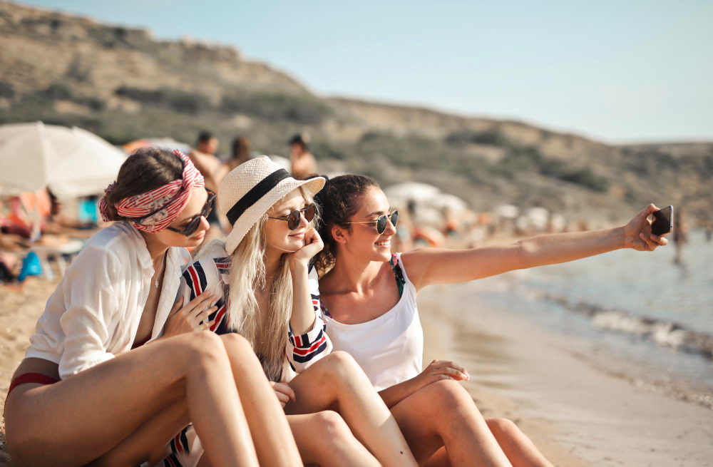 ODMOR MOŽE DA POČNE: Kako se horoskopski znaci ponašaju na plaži? 1 devojka plaza freepik.com 2
