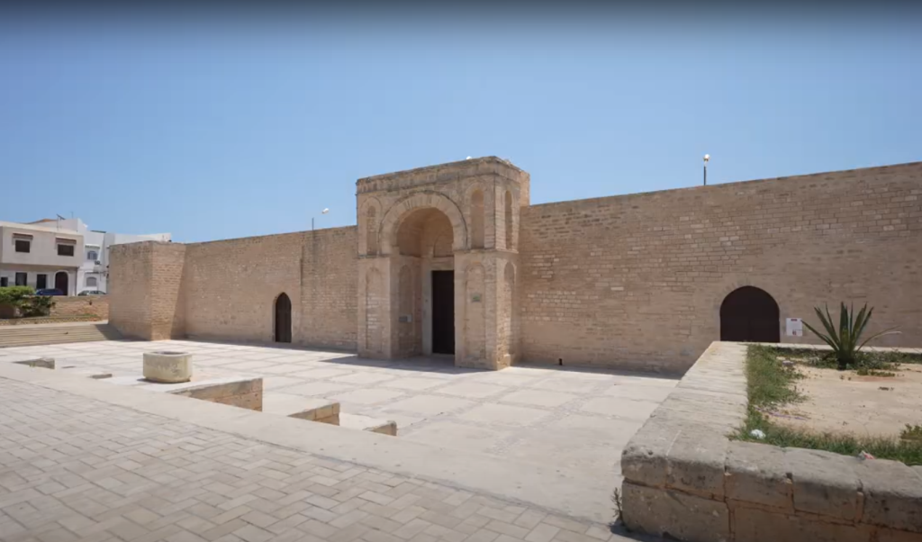 dzamija bez kupole i minareta Mahdija