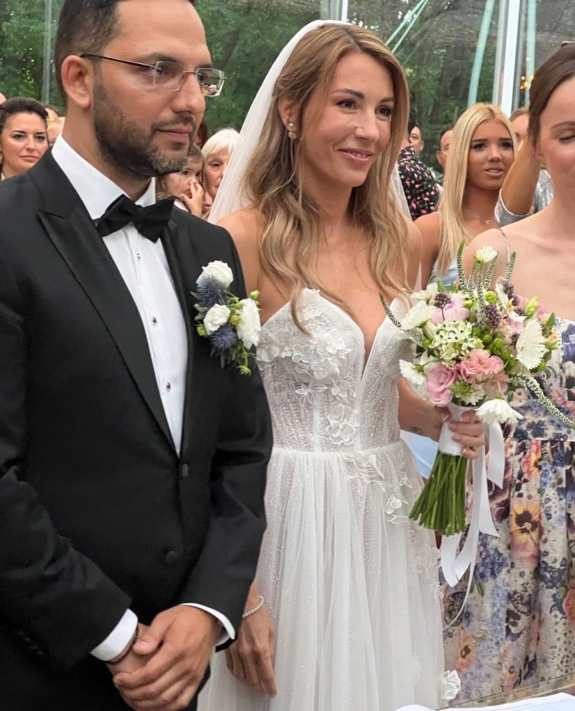 MLADENCI BLISTALI NA INTIMNOJ CEREMONIJI: Venčali se Dubravka Đedović i Damir Handanović (FOTO) 1 dubravka djedovic i damir handanovic