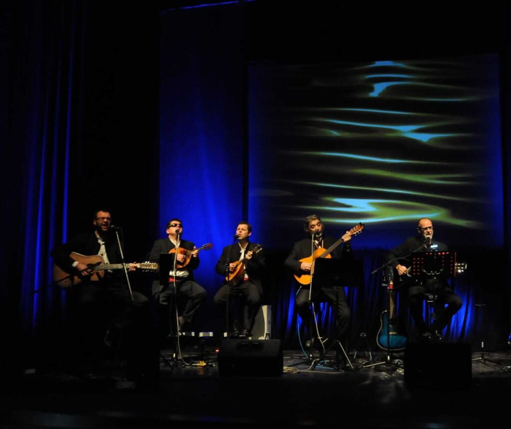 Frano Lasić sa dalmatinskom klapom "Koluri" 5. decembra u Novom Sadu 1 lasic i klapa 1024x859 1