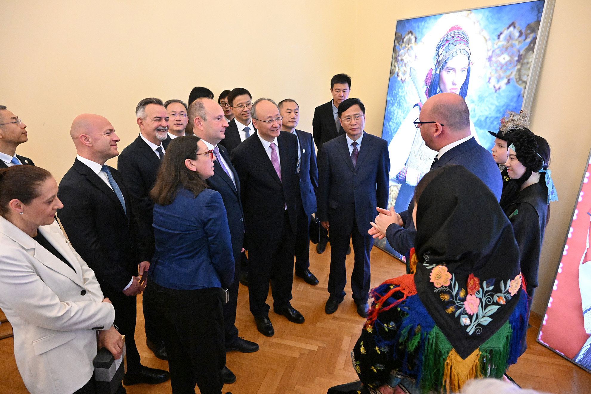 Fotograf Pavel Surovi oduševio fotografijama visoku kinesku delegaciju 2 modni fotograf pavel surovi i jin li sekretar partije razgovor
