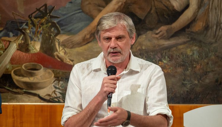 1 105
